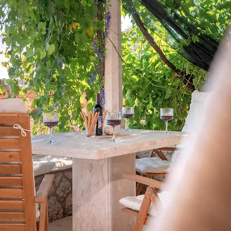 Lux & View - Sveta Nedjelja Apartmán *