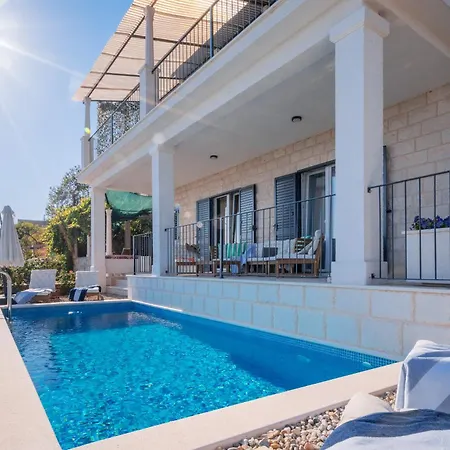 Lux & View - Sveta Nedjelja *